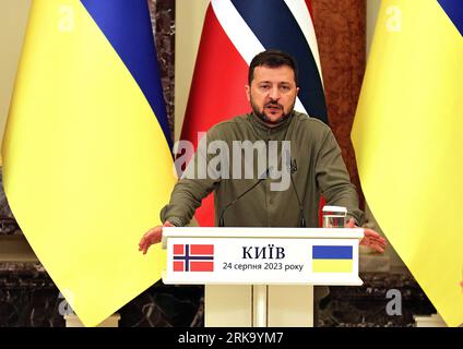 Kiev, Ukraine. 24 août 2023. KIEV, UKRAINE - 24 AOÛT 2023 - le président ukrainien Volodymyr Zelenskyy s'exprime lors d'une conférence de presse conjointe avec le Premier ministre norvégien Jonas Gahr Store à Kiev, capitale de l'Ukraine crédit : UKRINFORM/Alamy Live News Banque D'Images