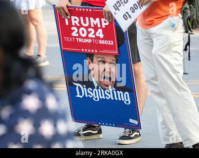 Milwaukee, Wisconsin, USA - 23 août 2023 : un partisan du président Joe Biden tient une pancarte de protestation contre le gouverneur de Floride Ron Desantis à l'entrée du premier débat présidentiel républicain de 2024. Banque D'Images