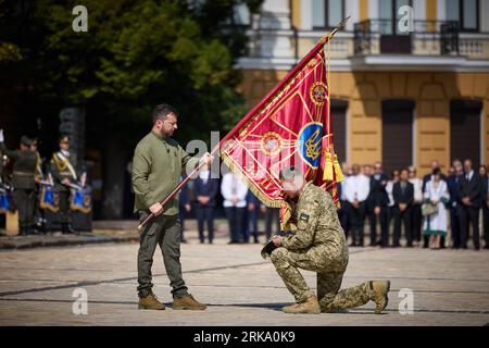 Kiev, Ukraine. 24 août 2023. Le président ukrainien Volodymyr Zelensky tient un drapeau des forces armées ukrainiennes lors d'une célébration officielle du 32e jour de l'indépendance de l'Ukraine sur la place Sophia à Kiev, Ukraine, le jeudi 24 août 2023. Photo du bureau de presse du président ukrainien/ crédit : UPI/Alamy Live News Banque D'Images