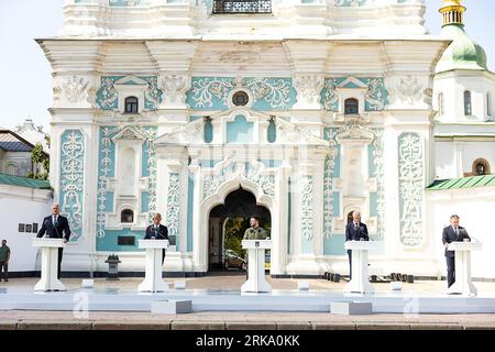 Kiev, Ukraine. 24 août 2023. Le président ukrainien Volodymyr Zelensky (C) et d'autres dirigeants européens assistent à une célébration officielle du 32e jour de l'indépendance de l'Ukraine sur la place Sophia à Kiev, Ukraine, le jeudi 24 août 2023. Photo du bureau de presse du président ukrainien/ crédit : UPI/Alamy Live News Banque D'Images