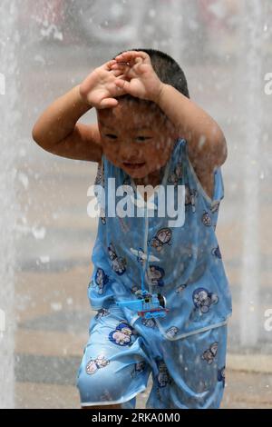 Bildnummer : 54250461 Datum : 24.07.2010 Copyright : imago/Xinhua (100724) -- PÉKIN, 24 juillet 2010 (Xinhua) -- Un enfant joue dans une fontaine à Pékin, capitale de la Chine, 24 juillet 2010. Le temps chaud et humide continue à Pékin depuis mardi cette semaine. (Xinhua) CHINA-BEIJING-HOT WEATHER-CHILDREN (CN) PUBLICATIONxNOTxINxCHN Gesellschaft Kind Jahreszeit Sommer Wasser Fontäne Wasserfontäne kbdig xsk 2010 hoch o0 Hitze, Abkühlung, Brunnen Bildnummer 54250461 Date 24 07 2010 Copyright Imago XINHUA Beijing juillet 24 2010 XINHUA un enfant JOUE dans une fontaine à Pékin capitale chinoise juillet 24 2010 H. Banque D'Images