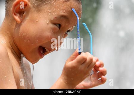 Bildnummer: 54250462  Datum: 24.07.2010  Copyright: imago/Xinhua (100724) -- BEIJING, July 24, 2010 (Xinhua) -- A child plays in a fountain in Beijing, capital of China, July 24, 2010. Hot and wet weather continues in Beijing since Tuesday this week. (Xinhua)   CHINA-BEIJING-HOT WEATHER-CHILDREN (CN) PUBLICATIONxNOTxINxCHN Gesellschaft Kind Jahreszeit Sommer Wasser Fontäne Wasserfontäne kbdig xsk 2010 quer o0 Hitze, Abkühlung, Brunnen    Bildnummer 54250462 Date 24 07 2010 Copyright Imago XINHUA  Beijing July 24 2010 XINHUA a Child PLAYS in a Fountain in Beijing Capital of China July 24 2010 H Banque D'Images