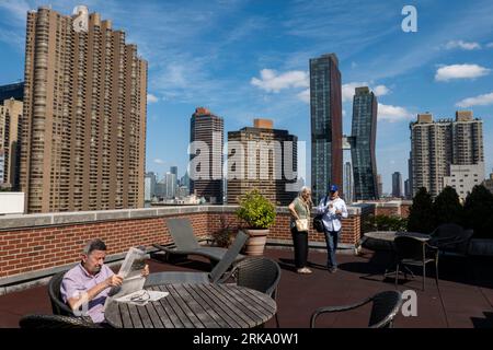 L'American Copper Building est une architecture intéressante sur le côté est de Midtown Manhattan, New York City, 2023, États-Unis Banque D'Images