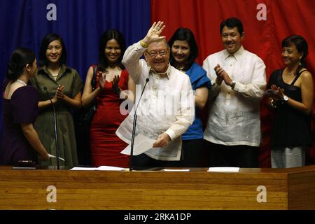 Bildnummer: 54253707  Datum: 26.07.2010  Copyright: imago/Xinhua (100726) -- MANILA, July 26, 2010 (Xinhua) -- Veteran Philippine lawmaker Feliciano Belmonte Jr.(C) waves during the 15th Philippine Congress at the House of Representatives in Quezon City, July 26, 2010. Feliciano Belmonte Jr. was elected Monday as Speaker of the House of Representatives at the 15th Congress. The 73-year old Belmonte garnered the support of 227 out of the total 287 members of the Lower Chamber. He is a member of the ruling Liberal Party. (Xinhua/Rouelle Umali) (cl) (3)PHILIPPINES-15TH PHILIPPINE CONGRESS-HOUSE S Stock Photo