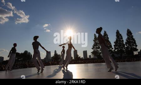 Bildnummer : 54256275 Datum : 26.07.2010 Copyright : imago/Xinhua (100727) -- NEW YORK, 27 juillet 2010 (Xinhua) -- des danseurs se produisent lors d'un spectacle de danse pour commémorer le premier anniversaire de la mort de la danseuse et chorégraphe américaine Merce Cunningham (16 avril 1919-26 juillet 2009) au Rockefeller Park à New York, aux États-Unis, le 26 juillet 2010. Le spectacle intitulé We Give Mourselves Away at Every moment est le travail de cinq chorégraphes qui ont créé une œuvre qui reflète leurs souvenirs et inspirations des danses, philosophies et formes de Merce Cunningham. (Xinhua/Wu Kaixiang) (lyi Banque D'Images