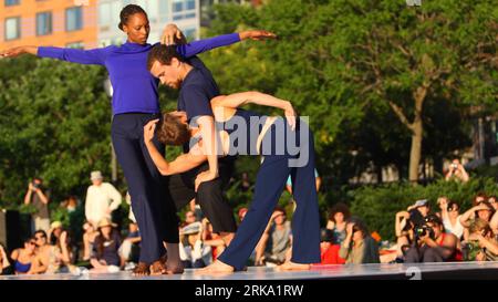 Bildnummer : 54256270 Datum : 26.07.2010 Copyright : imago/Xinhua (100727) -- NEW YORK, 27 juillet 2010 (Xinhua) -- des danseurs se produisent lors d'un spectacle de danse pour commémorer le premier anniversaire de la mort de la danseuse et chorégraphe américaine Merce Cunningham (16 avril 1919-26 juillet 2009) au Rockefeller Park à New York, aux États-Unis, le 26 juillet 2010. Le spectacle intitulé We Give Mourselves Away at Every moment est le travail de cinq chorégraphes qui ont créé une œuvre qui reflète leurs souvenirs et inspirations des danses, philosophies et formes de Merce Cunningham. (Xinhua/Wu Kaixiang) (lyi Banque D'Images