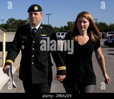 Bildnummer : 54257170 Datum : 26.07.2010 Copyright : imago/Xinhua (100727) -- OTTAWA, le 27 juillet 2010 (Xinhua) -- le capitaine canadien Robert Semrau arrive avec son épouse Amélie Lapierre-Semrau à la cour martiale qui lui a été infligée à Gatineau, Québec, le 26 juillet 2010. Semrau a été acquitté du meurtre au deuxième degré, mais a été reconnu coupable de conduite honteuse après avoir tiré sur un homme - décrit par la police militaire comme un insurgé présumé - le 19 octobre 2008 ou vers cette date dans la province afghane de Helmand. (Xinhua/Christopher Pike) (ypf) (1)CANADA-ROBERT SEMRAU-AFGHANISTAN- pu Banque D'Images