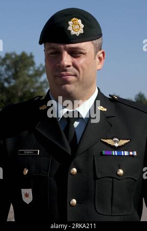 Bildnummer : 54257171 Datum : 26.07.2010 Copyright : imago/Xinhua (100727) -- OTTAWA, le 27 juillet 2010 (Xinhua) -- le capitaine canadien Robert Semrau arrive à Gatineau, Québec, le 26 juillet 2010. Semrau a été acquitté du meurtre au deuxième degré, mais a été reconnu coupable de conduite honteuse après avoir tiré sur un homme - décrit par la police militaire comme un insurgé présumé - le 19 octobre 2008 ou vers cette date dans la province afghane de Helmand. (Xinhua/Christopher Pike) (ypf) (2)CANADA-ROBERT SEMRAU-AFGHANISTAN-CONDAMNATION PUBLICATIONxNOTxINxCHN Gesell Banque D'Images