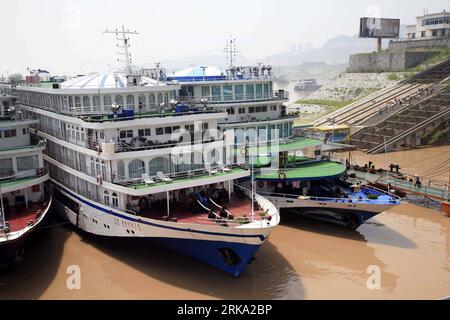 Bildnummer: 54259437  Datum: 28.07.2010  Copyright: imago/Xinhua (100728) -- ZIGUI, July 28, 2010 (Xinhua) -- Cruise ships anchor at the Zigui port for passenger transfer in Yichang, central China s Hubei Province, July 28, 2010. The Three Gorges Dam met the second flood peak of this flood season Wednesday. To ensure the safety of the dam and transportation, the ship lock services has halted at the Three Gorges Dam since Monday night. (Xinhua/Wang Xin)(mcg) (2)CHINA-HUBEI-THREE GORGES DAM-FLOOD-PASSENGER TRANSFER (CN) PUBLICATIONxNOTxINxCHN Gesellschaft Flut China kbdig xcb 2010 quer o0 Schiff Stock Photo