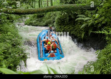 Pangalengan, Bandung-Indonésie décembre 2022 : Un groupe d'hommes et de femmes font du rafting sur la rivière, du sport extrême et amusant. Groupe de personnes sport nautique r Banque D'Images