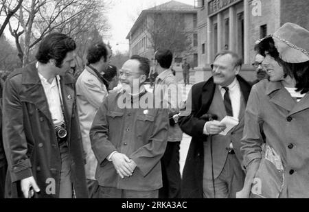 Bildnummer : 54263863 Datum : 12.04.1971 Copyright : imago/Xinhua (100730) -- PÉKIN, juillet 30, (Xinhua) -- une photo prise le 12 avril 1971 montre que le scientifique chinois renommé Qian Weichang (C), qui était alors professeur à l'Université de Tsinghua, marche avec des membres de l'équipe de pingpong américaine à l'Université de Tsinghua. Qian est mort à Shanghai dans la matinée du 30 juillet. Qian, président de l'Université de Shanghai de Chine, est né en . Il est un scientifique bien connu en mathématiques appliquées, en mécanique et en physique. (Xinhua) CHINA-SCIENTIST-QIAN WEICHANG-PASS AWAY (CN) PUBLICATIONxNOTxINxCHN Gesellschaft Banque D'Images
