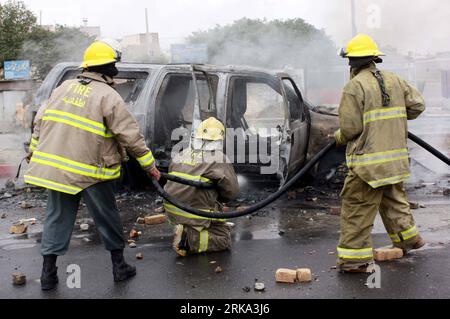 Bildnummer : 54264443 Datum : 30.07.2010 Copyright : imago/Xinhua (100731) -- KABOUL, 31 juillet 2010 (Xinhua) -- des pompiers tentent d'éteindre le feu sur un véhicule brûlé lors d'affrontements à Kaboul, capitale de l'Afghanistan, le 30 juillet 2010. Vendredi après-midi, des habitants de Kaboul ont mis le feu à deux véhicules d'étrangers et se sont affrontés avec la police, après que l'un des véhicules s'est écrasé avec une voiture afghane et a fait quatre morts parmi les passagers afghans. (Xinhua/Hamid) (lr) (5)AFGHANISTAN-KABUL-CAR CRASH-RIOT PUBLICATIONxNOTxINxCHN Gesellschaft Autounfall Streit Feuer kbdig xub 2010 quer o0 Ausschreitungen, Zerstörung, Banque D'Images