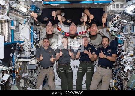 Terre atmophere. 20 août 2023. L'équipage de sept membres de l'expédition 69 donne un pouce dans ce portrait à l'intérieur du module laboratoire Kibo de la Station spatiale internationale. Dans la première rangée à partir de la gauche, les ingénieurs de vol Andrey Fedyaev de Roscosmos ; Woody Hoburg et Stephen Bowen, tous deux de la NASA ; et Sultan Alneyadi des Émirats arabes Unis. À l'arrière, à gauche, se trouvent l'ingénieur de vol Dmitri Petelin et le commandant Sergey Prokopyev, tous deux de Roscosmos ; et l'ingénieur de vol Frank Rubio de la NASA. Crédit : NASA/ZUMA Press Wire/ZUMAPRESS.com/Alamy Live News Banque D'Images