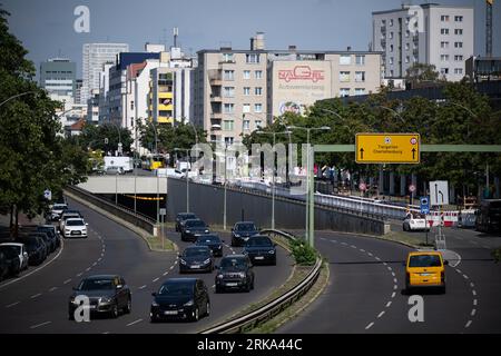 Berlin, Allemagne. 24 août 2023. Les voitures roulent sur la Bundesallee. Crédit : Sebastian Gollnow/dpa/Alamy Live News Banque D'Images