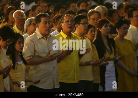 Bildnummer : 54266992 Datum : 01.08.2010 Copyright : imago/Xinhua (100801) -- MANDALUYONG, 1 août 2010 (Xinhua) - le président philippin Benigno Noynoy Aquino III (4e L, première rangée) assiste à une messe avec des parents et des partisans lors d'une commémoration du premier anniversaire de la mort de sa mère, feu l'ancien président Corazon Cory Aquino au gymnase de l'Université de la salle à Mandaluyong City, Philippines, le 1 août 2010. Cory Aquino, vénéré par les Philippins comme la mère de l indépendance du pays, est mort d un cancer du côlon l an dernier. (Xinhua/Rouelle Umali) PHILIPPINES-MANDALUYONG-CORAZON AQUINO Banque D'Images