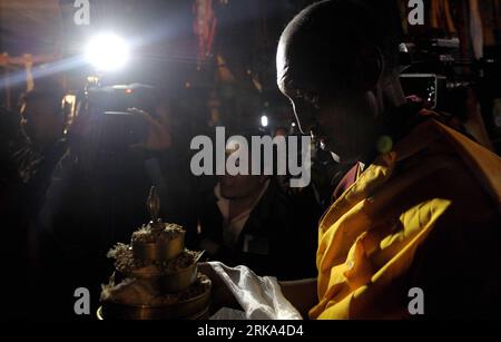 Bildnummer : 54268336 Datum : 02.08.2010 Copyright : imago/Xinhua (100802) -- SHANNAN, 2 août 2010 (Xinhua) -- Monk chante sutra pour prier pour la paix et le bonheur pour le sixième Bouddha vivant Dezhub lors de l'intronisation au monastère de Zagor dans la préfecture de Shannan dans la région autonome du Tibet du sud-ouest de la Chine, le 2 août 2010. Le jeune Bouddha vivant, dont le nom séculier est Losang Doje, a été choisi comme l'un des candidats après des années de recherche par les moines supérieurs selon la pratique religieuse et les traditions. Bainqen Erdini Qoigyijabu, le 11e Panchen Lama, lui donna le nom religieux de Dezhub Jamyang S. Banque D'Images