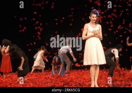 Tanztheater compagnie de danse-théâtre Wuppertal créée par Pina Bausch, Pina Bausch, (L'HOMME QUI NETTOIE LES LUNETTES) DER FENSTERPUTZER (l'HOME que NETEJA VIDRES) TNC, Barcelona, Espagne, photo : Rosmi Duaso/fototototext BCN Banque D'Images