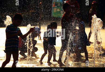 Bildnummer : 54275016 Datum : 04.08.2010 Copyright : imago/Xinhua (100804) -- TAIPEI, 4 août 2010 (Xinhua) -- les enfants s'amusent à une fontaine dans un zoo à Taipei, dans le sud-est de la Chine Taiwan, 4 août 2010. La température a atteint 36 degrés Celsius à Taipei mercredi. (Xinhua/FEI Maohua) (Ly) CHINA-TAIPEI-HEAT (CN) PUBLICATIONxNOTxINxCHN Gesellschaft Wetter Sommer Hitze Wasser Abkühlung Symbol Silhouette premiumd xint kbdig xng 2010 quer o0 Gegenlichtaufnahme Bildnummer 54275016 Date 04 08 2010 Copyright Imago XINHUA enfants À Taipei août 4 2010 Banque D'Images