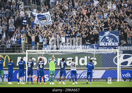 Gand, Belgique. 24 août 2023. Les supporters de Gand célèbrent après avoir remporté un match de football entre la Belge KAA Gent et le Cypriote APOEL FC Nicosie, jeudi 24 août 2023 à Gand, la première étape des play-offs de la compétition UEFA Europa Conference League. BELGA PHOTO TOM GOYVAERTS crédit : Belga News Agency/Alamy Live News Banque D'Images