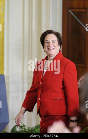 Bildnummer : 54280470 Datum : 06.08.2010 Copyright : imago/Xinhua (100806) -- WASHINGTON, 6 août 2010 (Xinhua) -- Elena Kagan assiste à une réception marquant la confirmation par le Sénat de la nomination de Kagan à la Cour suprême dans la salle est de la Maison Blanche à Washington D.C., capitale des États-Unis, le 6 août 2010. Jeudi, le Sénat américain a confirmé Elena Kagan comme juge de la Cour suprême, faisant d'elle la quatrième femme à siéger à la haute cour. (Xinhua/Zhang Jun) (5)U.S.-WASHINGTON-OBAMA-ELENA KAGAN-RECEPTION PUBLICATIONxNOTxINxCHN Politik People kbdig xng 2010 hoch Bildnummer 54280470 Date Banque D'Images