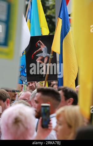 Londres, Royaume-Uni. 24 août 2023. Jour de l'indépendance de l'Ukraine. Les Ukrainiens se sont réunis au Monument à Saint Volodymyr à Holland Park, Londres avec des drapeaux nationaux et vêtus de vêtements traditionnels pour célébrer le 32 septembre. anniversaire de l'indépendance. Protestation contre l'invasion russe de l'Ukraine. Crédit : Waldemar Sikora / Alamy Live News Banque D'Images