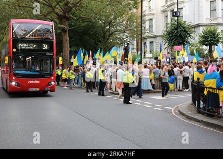 Londres, Royaume-Uni. 24 août 2023. Jour de l'indépendance de l'Ukraine. Les Ukrainiens se sont réunis au Monument à Saint Volodymyr à Holland Park, Londres avec des drapeaux nationaux et vêtus de vêtements traditionnels pour célébrer le 32 septembre. anniversaire de l'indépendance. Protestation contre l'invasion russe de l'Ukraine. Crédit : Waldemar Sikora / Alamy Live News Banque D'Images