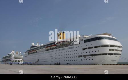 Bildnummer: 54282768  Datum: 07.08.2010  Copyright: imago/Xinhua (100808) -- TIANJIN, Aug. 8, 2010 (Xinhua) -- Italy-based Cruise liner Costa Romantica and Royal Caribbean s ship Legend Of The Seas anchor at Tianjin International Cruise Homeport in north China s Tianjin, Aug. 7, 2010. Two cruise liners simultaneously anchored at the newly-built port for the first time on Saturday. Eight international ocean liners have set off from the port since it opened on June 26 this year, with around 26,000 passengers being serviced. (Xinhua/ Yi Ming) (wy) CHINA-TIANJIN-CRUISE LINERS (CN) PUBLICATIONxNOTx Stock Photo