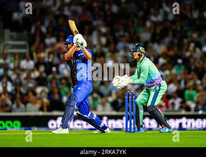 LONDRES, ROYAUME-UNI. 15 août 23. Sam Billings de Oval invincibles (Capt.) (à droite) et Dan Lawrence de London Spirit (à gauche) pendant le Hundred - Banque D'Images