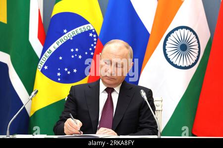 Moscou, Russie. 24 août 2023. Le président russe Vladimir Poutine fait des notes lors de la dernière journée du 15e sommet des BRICS via un lien vidéo depuis le Kremlin, le 24 août 2023 à Moscou, en Russie. Crédit : Mikhail Klimentyev/Kremlin Pool/Alamy Live News Banque D'Images