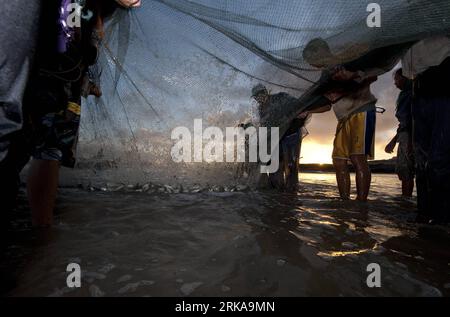 Bildnummer: 54293124  Datum: 12.08.2010  Copyright: imago/Xinhua (100812) -- PINGTAN, Aug. 12, 2010 (Xinhua) -- Fishers of Zilan Village in Pingtan County draw a net back to harvest fishes at dawn on Aug. 12, 2010 in Pingtan, southeast China s Fujian Province. The fishers in Pingtan County by tradition choose to fish by laying nets in the sea as the tide is up and drawing them back as it is down. (Xinua/Jiang Kehong) (zn) CHINA-FUJIAN-PINGTAN-FISHING (CN) PUBLICATIONxNOTxINxCHN Gesellschaft Land Leute Arbeitswelten Fischerei Fischer Fotostory kbdig xsk 2010 quer o0 Netz Fischernetz Abend    Bi Stock Photo