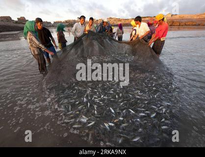 Bildnummer : 54293127 Datum : 12.08.2010 Copyright : imago/Xinhua (100812) -- PINGTAN, 12 août 2010 (Xinhua) -- les pêcheurs du village de Zilan dans le comté de Pingtan tirent un filet pour récolter des poissons à l'aube du 12 août 2010 à Pingtan, dans la province du Fujian du sud-est de la Chine. Les pêcheurs du comté de Pingtan choisissent traditionnellement de pêcher en posant des filets dans la mer lorsque la marée monte et en les tirant en arrière lorsqu'elle descend. (Xinua/Jiang Kehong) (zn) CHINA-FUJIAN-PINGTAN-FISHING (CN) PUBLICATIONxNOTxINxCHN Gesellschaft Land Leute Arbeitswelten Fischerei Fischer Fotostory kbdig xsk 2010 quer o0 Netz Fischernetz Fisch Fang Banque D'Images