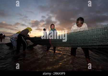 Bildnummer : 54293128 Datum : 12.08.2010 Copyright : imago/Xinhua (100812) -- PINGTAN, 12 août 2010 (Xinhua) -- les pêcheurs du village de Zilan dans le comté de Pingtan tirent un filet pour récolter des poissons à l'aube du 12 août 2010 à Pingtan, dans la province du Fujian du sud-est de la Chine. Les pêcheurs du comté de Pingtan choisissent traditionnellement de pêcher en posant des filets dans la mer lorsque la marée monte et en les tirant en arrière lorsqu'elle descend. (Xinua/Jiang Kehong) (zn) CHINA-FUJIAN-PINGTAN-FISHING (CN) PUBLICATIONxNOTxINxCHN Gesellschaft Land Leute Arbeitswelten Fischerei Fischer Fotostory kbdig xsk 2010 quer o0 Netz Fischernetz Abend Bi Banque D'Images