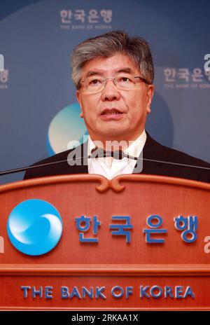 Bildnummer: 54293245  Datum: 12.08.2010  Copyright: imago/Xinhua (100812) -- SEOUL, Aug. 12, 2010 (Xinhua) -- Kim Choong-soo, governor of Bank of Korea (BOK), speaks at a press conference after the Monetary Policy Committee meeting at the bank s headquarters in Seoul, capital of South Korea, Aug. 12, 2010. South Korea s central bank on Thursday froze its benchmark interest rate at 2.25 percent for August, after it hiked the key rate last month in a surprising move aimed at taming inflation. (Xinhua/Park Jin-hee) SOUTH KOREA-ECONOMY-BANK-RATE PUBLICATIONxNOTxINxCHN People Wirtschaft Porträt kbd Stock Photo