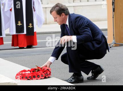 Bildnummer : 54299120 Datum : 15.08.2010 Copyright : imago/Xinhua (100815) -- LONDRES, 15 août 2010 (Xinhua) -- le Premier ministre britannique David Cameron dépose une gerbe au cénotaphe lors d'un service commémoratif pour commémorer le 65e anniversaire de la victoire sur le Japon ou VJ Day, à Londres, en Grande-Bretagne, le 15 août 2010. (Xinhua/Li Rui) (zw) (2)BRITAIN-LONDON-VJ DAY-ANNIVERSARY PUBLICATIONxNOTxINxCHN People Politik premiumd xint kbdig xkg 2010 quer o0 Kranzniederlegung Kranz Bildnummer 54299120 Date 15 08 2010 Copyright Imago XINHUA London août 15 2010 XINHUA Premier ministre britannique David Cameron s'ADRESSE Banque D'Images