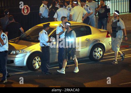 Bildnummer : 54303741 Datum : 17.08.2010 Copyright : imago/Xinhua TEL AVIV, 17 août 2010 (Xinhua) -- la police israélienne sécurise la zone devant l'ambassade de Turquie à tel Aviv, 17 août 2010. Des coups de feu ont été entendus après qu’un homme, identifié comme étant Nadim Injaz, un palestinien, est entré mardi après-midi dans l’ambassade de Turquie à tel Aviv. Il aurait été blessé par balle par des gardes de sécurité. (zw) ISRAEL-TEL AVIV-TURKISH EMBASSY-SHOOTING PUBLICATIONxNOTxINxCHN Gesellschaft kbdig xkg 2010 quer o0 Botschaft, versuchte Geiselnahme, Geiselnehmer, Schießerei, Polizei Bildnummer 54303741 Date 17 08 2010 COP Banque D'Images