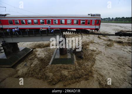 Bildnummer: 54320118  Datum: 19.08.2010  Copyright: imago/Xinhua (100819) -- XIAOHAN TOWN (SICHUAN), Aug. 19, 2010 (Xinhua) -- Two carriages of a passenger train fall into a river after floods destroyed the Shitingjiang Bridge on the Baocheng Railway in Xiaohan Town, Guanghan City of southwest China s Sichuan Province, Aug. 19, 2010. The train was traveling from Xi an, capital of northwest China s Shaanxi Province, to Kunming, capital of southwest China s Yunnan Province. No casualties were caused and no were missing as all the passengers were evacuated from the train before the carriages plun Stock Photo