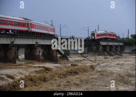 Bildnummer: 54320115  Datum: 19.08.2010  Copyright: imago/Xinhua (100819) -- XIAOHAN TOWN (SICHUAN), Aug. 19, 2010 (Xinhua) -- Two carriages of a passenger train fall into a river after floods destroyed the Shitingjiang Bridge on the Baocheng Railway in Xiaohan Town, Guanghan City of southwest China s Sichuan Province, Aug. 19, 2010. The train was traveling from Xi an, capital of northwest China s Shaanxi Province, to Kunming, capital of southwest China s Yunnan Province. No casualties were caused and no were missing as all the passengers were evacuated from the train before the carriages plun Stock Photo