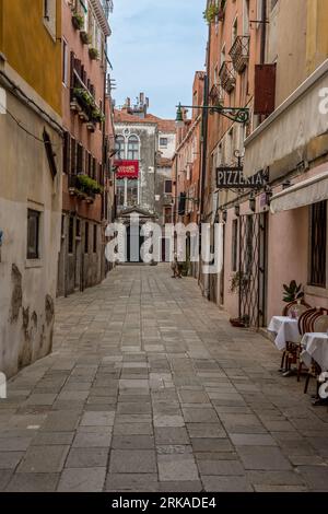 VENEZIA, ITALIE - 17 août 2023 : vue depuis le centre de Venise avec des maisons vénitiennes typiques Banque D'Images