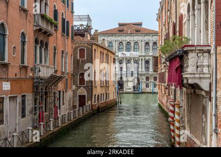 VENISE, ITALIE - 17 août 2023 : ruelles étroites du grand canal de venise Banque D'Images