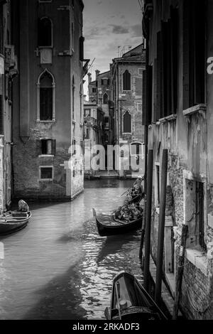 VENISE, ITALIE - 17 août 2023 : ruelles étroites du grand canal de venise Banque D'Images