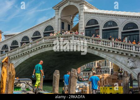 VENISE, ITALIE - 17 août 2023 : Pont du rialto de Venise en août Banque D'Images