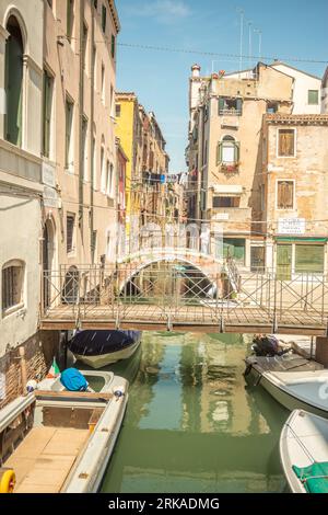 VENISE, ITALIE - 17 août 2023 : ruelles étroites du grand canal de venise Banque D'Images