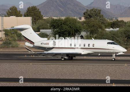 Un biréacteur d’affaires Bombardier Challenger 350 atterrit à l’aéroport de Scottsdale, en Arizona. Banque D'Images