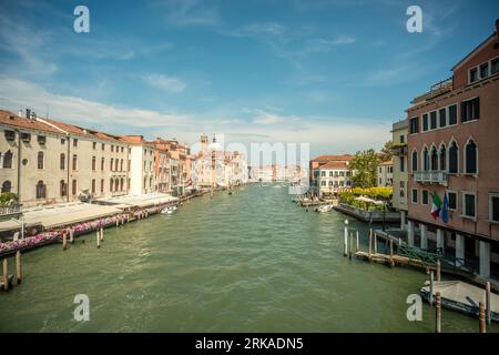 VENISE, ITALIE - 17 août 2023 : vue sur le grand canal de venise avec bateaux et gondoles Banque D'Images