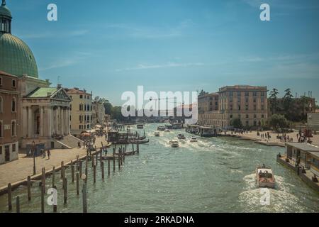 VENISE, ITALIE - 17 août 2023 : vue sur le grand canal de venise avec bateaux et gondoles Banque D'Images