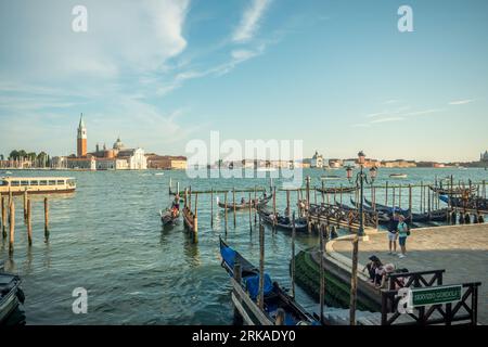 VENISE, ITALIE - 17 août 2023 : vue sur le grand canal de venise avec bateaux et gondoles Banque D'Images