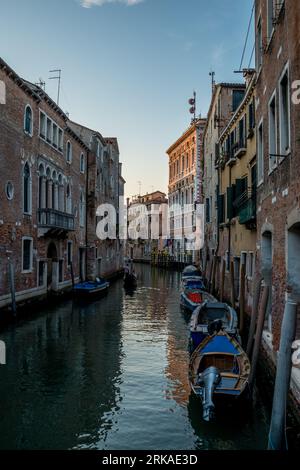 VENISE, ITALIE - 17 août 2023 : ruelles étroites du grand canal de venise Banque D'Images