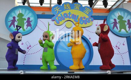 Bildnummer : 54335160 Datum : 23.08.2010 Copyright : imago/Xinhua (100823) -- SHANGHAI, 23 août 2010 (Xinhua) -- Teletubbies britanniques (G-R) Tinky-Winky, Dipsy, LAA-LAA, po se produisent lors de leur première représentation au parc de l'exposition universelle de 2010 à Shanghai, dans l'est de la Chine, le 23 août 2010. Teletubbies a présenté lundi un spectacle de danse pour les touristes de l'exposition universelle. (Xinhua/Ding Haitao) (wyo) WORLD EXPO-SHANGHAI-TELETUBBIES-PERFORMANCE (CN) PUBLICATIONxNOTxINxCHN Gesellschaft Kultur Wirtschaft EXPO Shanghai TV Fernsehen Kindersendung People kbdig xdp premiumd xint 2010 quer Bildnummer 543351 Banque D'Images