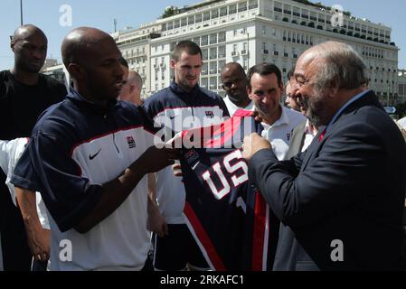 Bildnummer: 54343563  Datum: 24.08.2010  Copyright: imago/Xinhua  U.S. players present Greek Deputy Minister of Culture, Tourism and Sports Yorgos Nikitiadis (R1) a T-shirt of the U.S. Men s National Basketball team in front of Tomb of the Unknown Soldier Monument in Athens on Aug. 24, 2010. The U.S. team visited Greece for a friendly game with the Greek national team ahead of the World Basketball championship to be hosted in Turkey from Aug. 28. (Xinhua/Marios Lolos) GREECE-ATHENS-U.S.-BASKETBALL TEAM-VISIT PUBLICATIONxNOTxINxCHN People Politik kbdig xsk 2010 quer    Bildnummer 54343563 Date Stock Photo