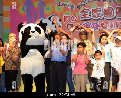 Bildnummer : 54361180 Datum : 29.08.2010 Copyright : imago/Xinhua (100829) -- TAIPEI, 29 août 2010 (Xinhua) -- les membres d'une famille de trois générations assistent à une fête d'anniversaire pour les pandas Tuantuan et Yuanyuan organisée par le zoo de Taipei à Taipei, dans le sud-est de la Chine Taiwan, le 29 août 2010. Les membres de 66 familles ont été invités dimanche à assister à la fête d'anniversaire avec le thème de la réunion pour correspondre à la signification des noms des pandas. Le couple de pandas, né en 2004, a été envoyé à Taipei en cadeau en 2008. (Xinhua/Wu Ching-teng) (wy) CHINA-TAIPEI-PANDAS-TUANTUAN & YUANYUAN-ANNIVERSAIRE (CN) PUBLICATIONxNOT Banque D'Images